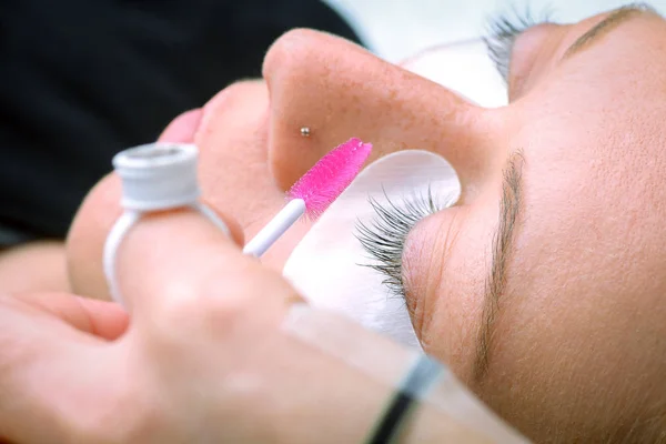 Procedimiento de extensión de pestañas, ojo de mujer con pestañas largas — Foto de Stock