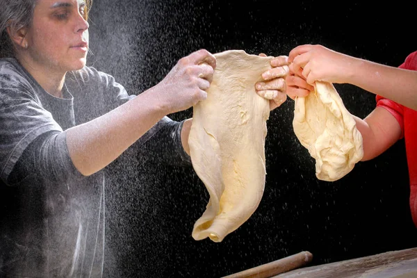 自宅の台所で女性の手で生地を作る — ストック写真