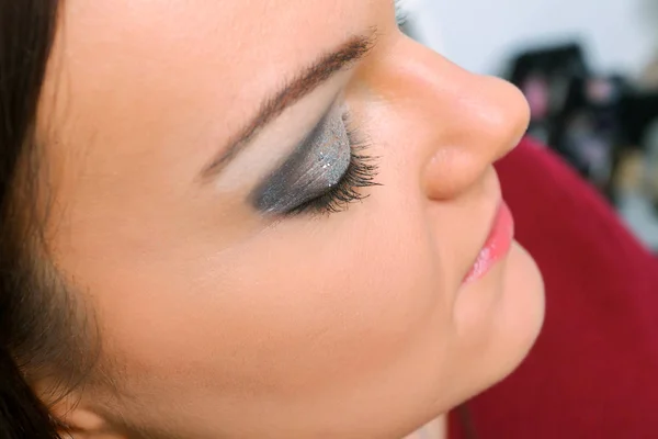 Close-up portret młode piękne dziewczyny z makijaż oczu — Zdjęcie stockowe