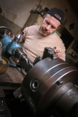 Demir ustası Torna üzerinde metal şekillendirme