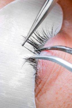 Kirpik uzatma yordamı, uzun kirpik gözle kadın