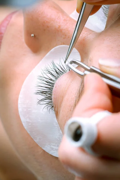 Procedimiento de extensión de pestañas, ojo de mujer con pestañas largas —  Fotos de Stock