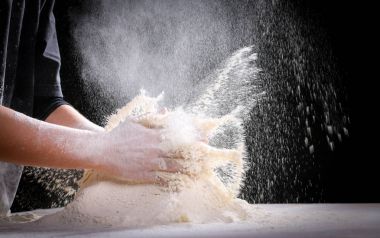 Eller evde mutfak hamur yapma