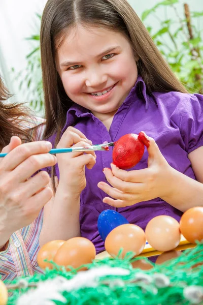 Mother and her children paint easter eggs — Stock Photo, Image
