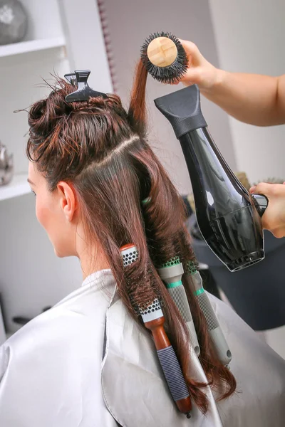 Menina no salão de beleza, enquanto um cabeleireiro secar o cabelo — Fotografia de Stock