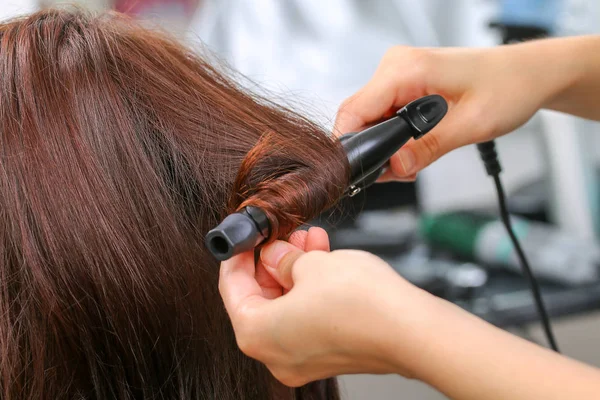 Menina no salão de beleza, enquanto um cabeleireiro secar o cabelo — Fotografia de Stock