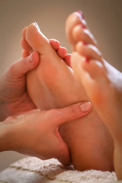 Massagetherapeutin massiert Beine einer Schwangeren — Stockfoto