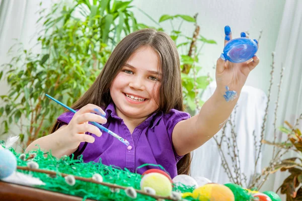 Mother and her children paint easter eggs — Stock Photo, Image