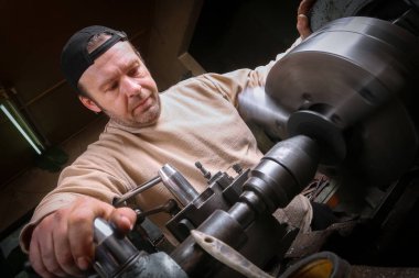 Torna üzerinde metal işçisi