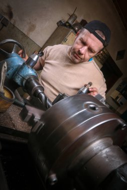 Torna üzerinde metal işçisi