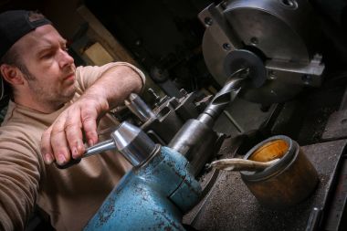 Torna üzerinde metal işçisi