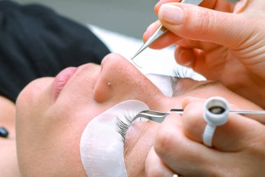 Kirpik uzatma yordamı, uzun kirpik gözle kadın