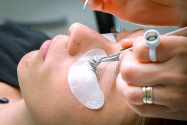 Kirpik uzatma yordamı, uzun kirpik gözle kadın