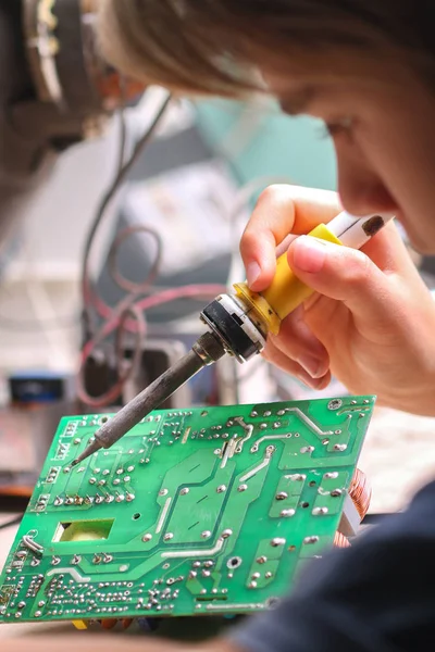 Reparação de dispositivos electrónicos, peças de solda de estanho — Fotografia de Stock