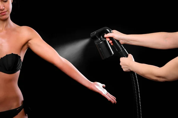 Kadın vücut boyası ile airbrush