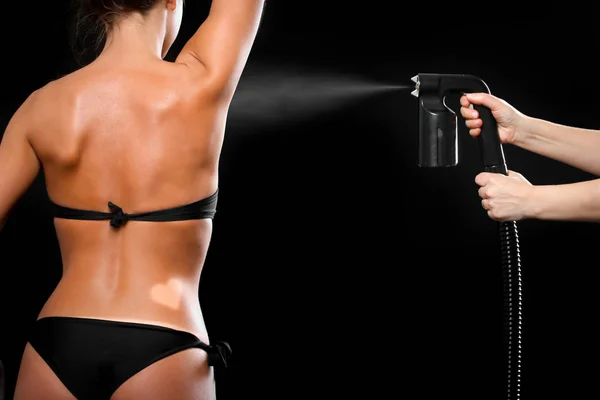 Kadın vücut boyası ile airbrush