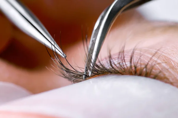 Wimper extensie procedure, vrouw oog met lange wimpers — Stockfoto