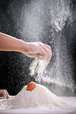 Eller evde mutfak hamur yapma