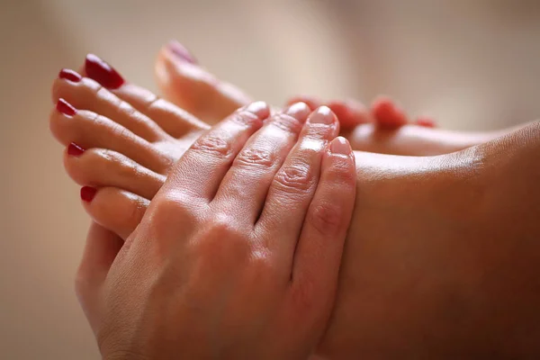 Massaggiatore massaggiatore massaggiando le gambe della donna incinta — Foto Stock