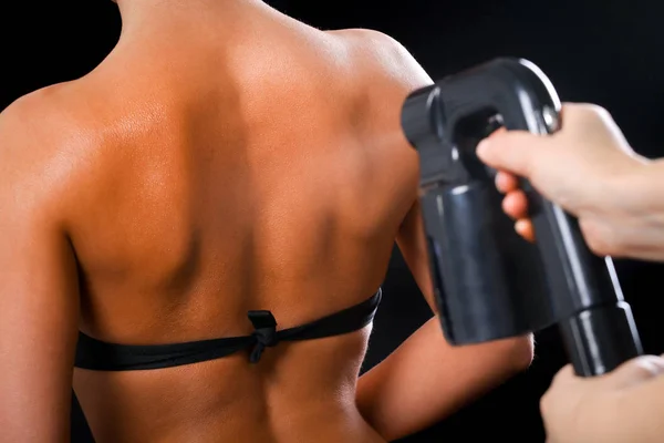 Kadın vücut boyası ile airbrush