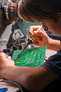 Elektronik cihazların, kalay lehimleme parçalarının onarımı