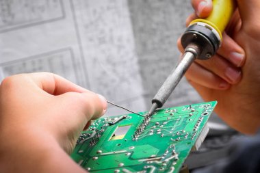 Elektronik cihazların, kalay lehimleme parçalarının onarımı