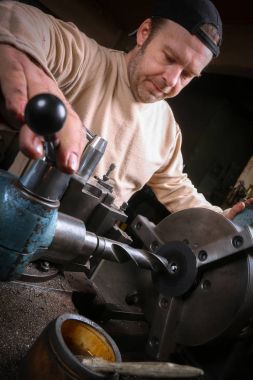 Torna üzerinde metal işçisi