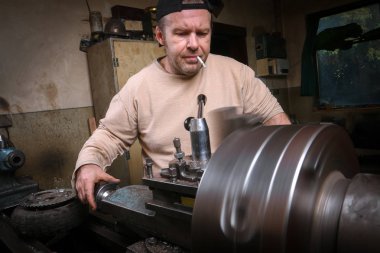 Torna üzerinde metal işçisi