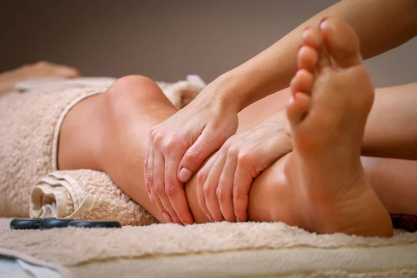 Massage therapist massaging legs of pregnant woman — Stock Photo, Image