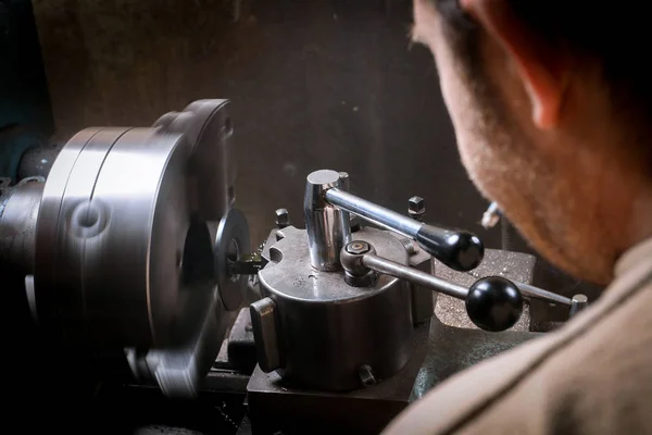 Працівник металу, який працює на токарному верстаті — стокове фото