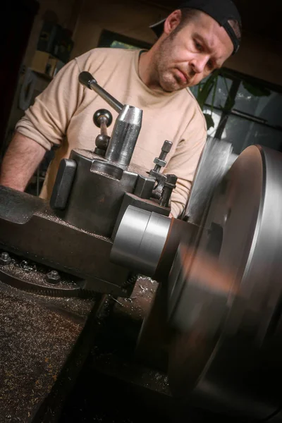 Trabalhador de metal que trabalha no torno — Fotografia de Stock