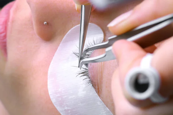 Procedimiento de extensión de pestañas, ojo de mujer con pestañas largas — Foto de Stock