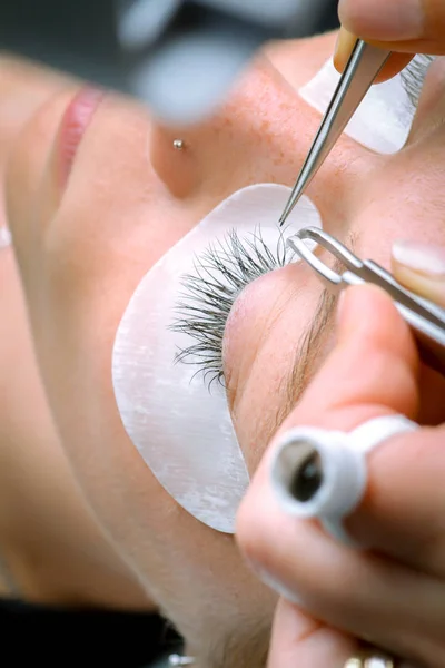 Procedimiento de extensión de pestañas, ojo de mujer con pestañas largas —  Fotos de Stock