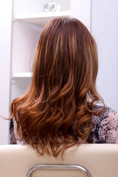 Menina no salão de beleza com seu cabelo refeito — Fotografia de Stock