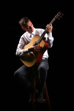 Gitar çalan genç erkekler