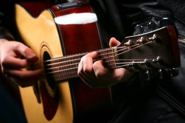 Gitar çalan genç erkekler