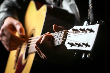 Gitar çalan genç erkekler