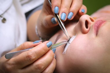 Kirpik uzatma yordamı, uzun kirpik gözle kadın