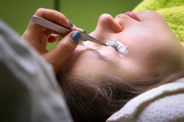 Wimper extensie procedure, vrouw oog met lange wimpers — Stockfoto