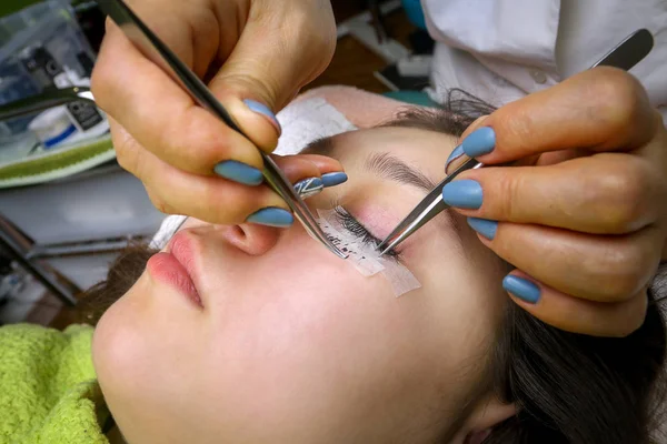 Procédure d'extension des cils, oeil de femme avec cils longs — Photo