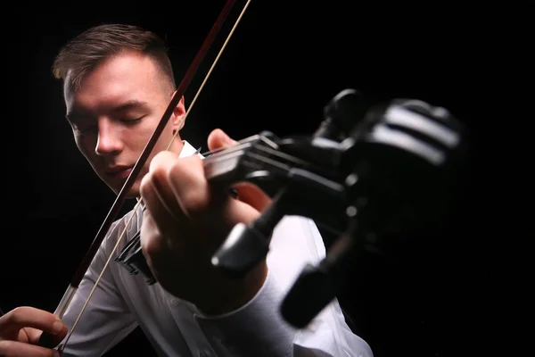 Jóvenes tocando el violín —  Fotos de Stock