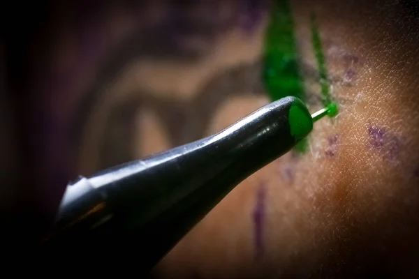 男性の腕にタトゥーを作る女性タトゥー アーティスト — ストック写真