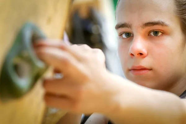 Teenage Boy Training Climbing Indoor Climbing Wall — Stock Photo, Image