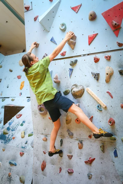 Teenage Boy Training Climbing Indoor Climbing Wall — Stock Photo, Image