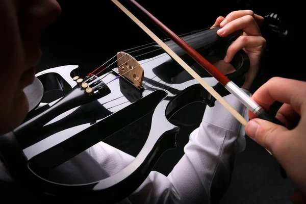 Jóvenes Tocando Violín Con Fondo Negro —  Fotos de Stock