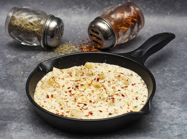 Peynirli beyaz soslu makarna.