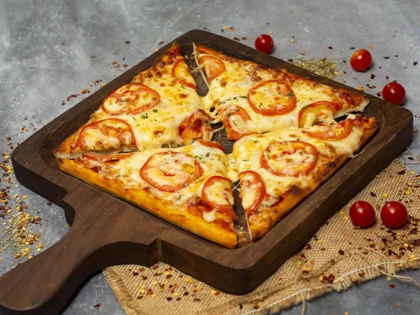 Kare şeklinde margherita pizzası.