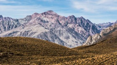 Kısmen bulutlu bir gökyüzüne düşen And Dağları 'na doğru tarladan bak..