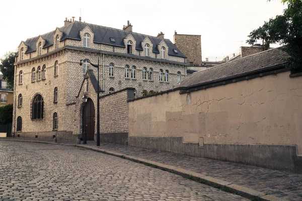 Vazio Parisiense Rua Paralelepípedos Com Uma Casa Velha Fundo — Fotografia de Stock