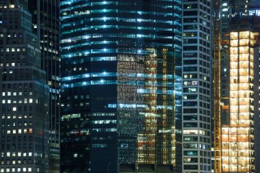 Manhattan binalarının pencereleri gece yapay ışıkla aydınlatılıyor.